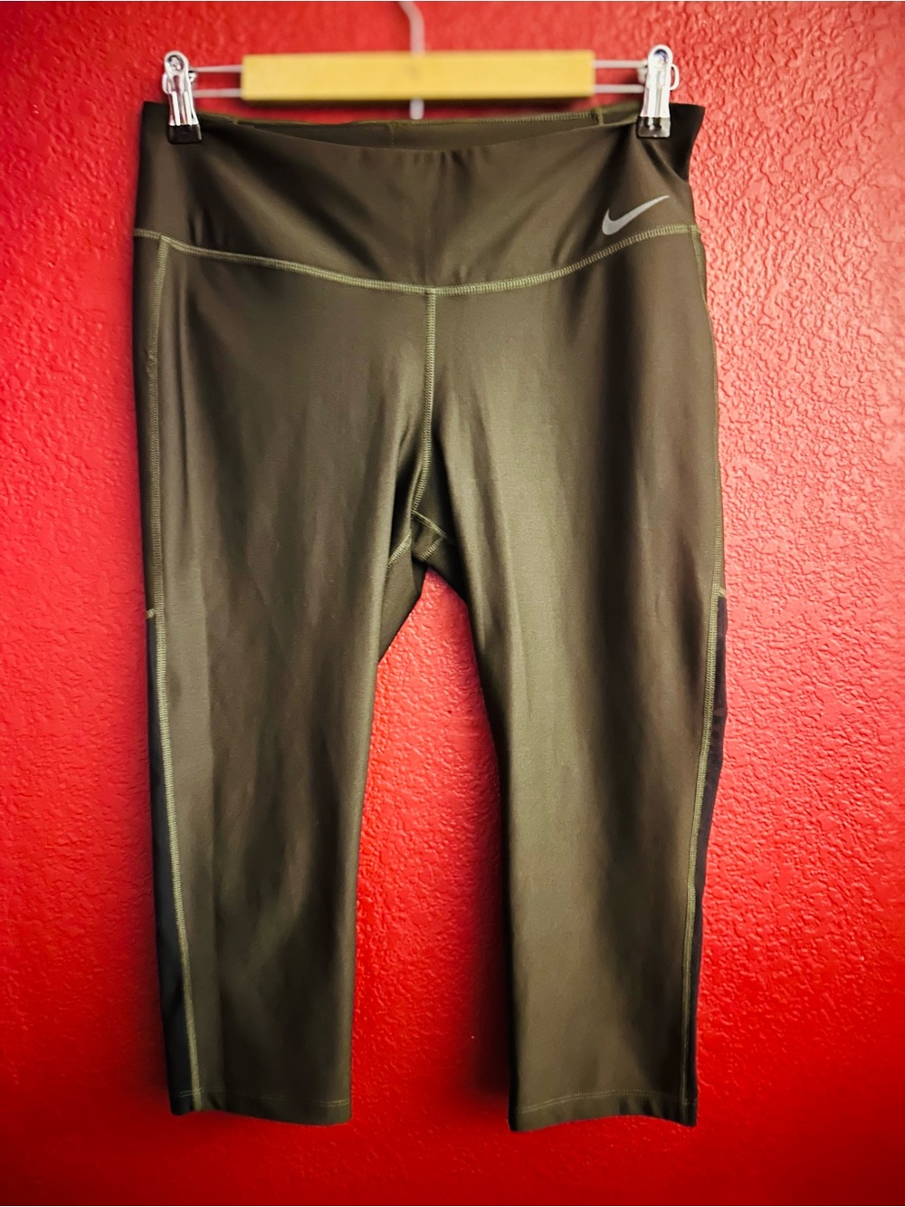 Women’s Nike Dri-Fit Legging Capris Size Large